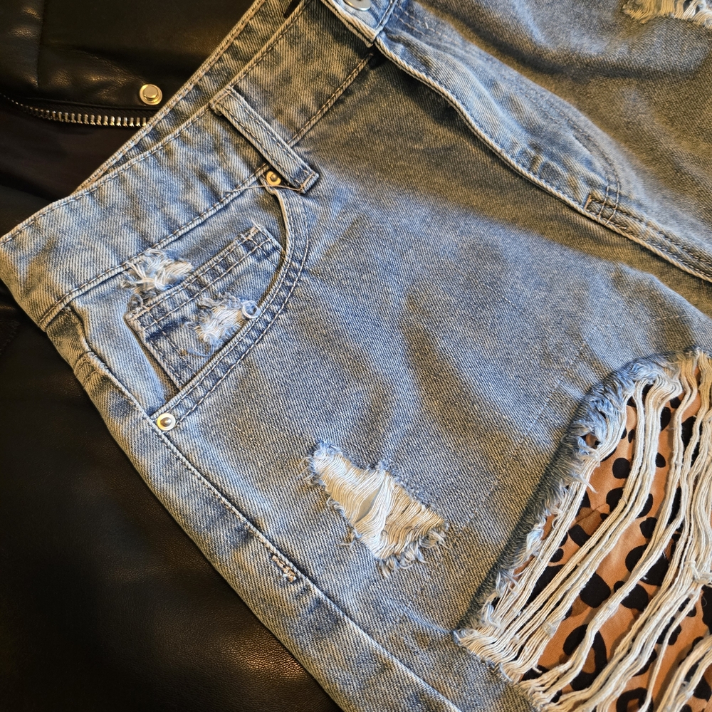 Stylish Light Blue Distressed Denim Shorts With Cheetah Accent